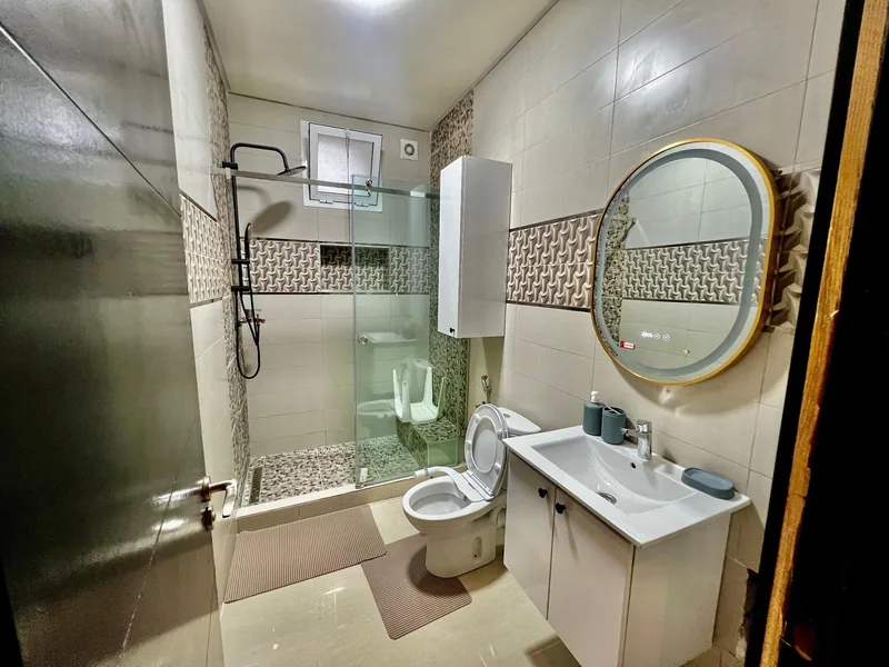 Salle de bain avec douche italienne