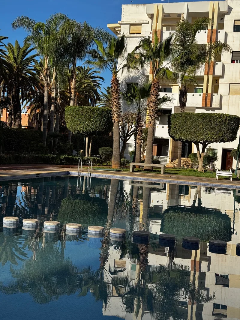 Grande piscine au milieu d’un jardin verdoyant