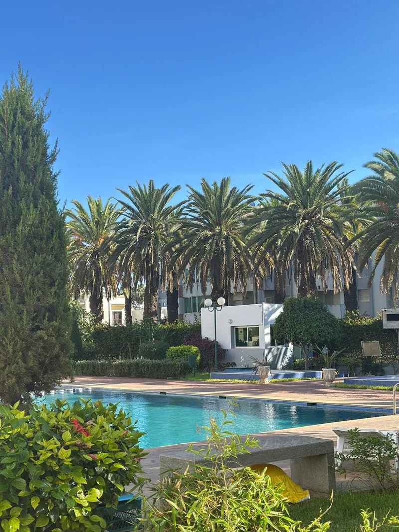 Grande piscine au milieu d’un jardin verdoyant