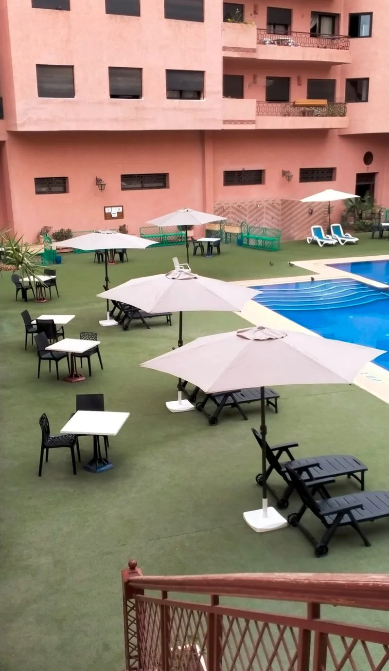 transat, parasols, chaises et table a disposition gratuitement